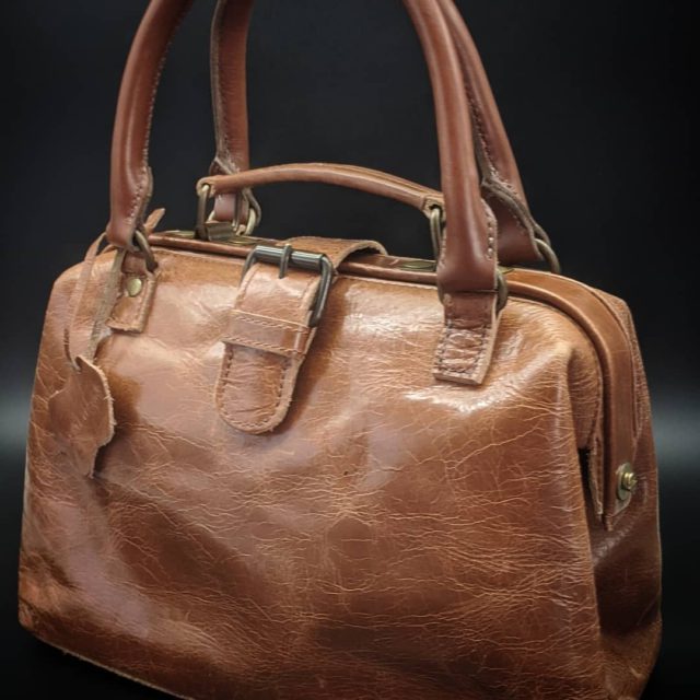 Alteration//Handbag// Rolled handles// Conker Bridle// This bag came with one short handle and a long over shoulder strap but the client wanted double handles to sit comfortably over the arm. Swipe to see the before.